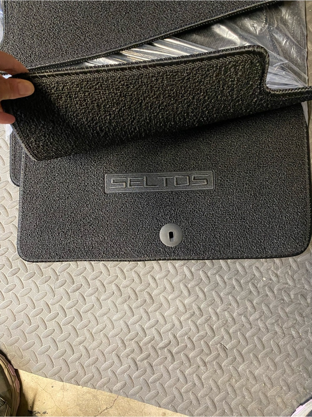 NEW Genuine Kia Seltos logo carpeted floor mats